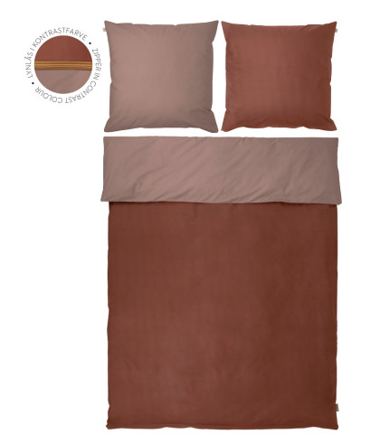 Mette Ditmer sengetøj i høj kvalitet og lækkert design. Tosidet sengetøj med rustrød farve på den ene side og støvet nude på den anden side.