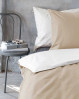 Tosidet sengetøj fra Mette Ditmer. Sengetøj med gylden sandfarve på den ene side og let off-white på den anden side.