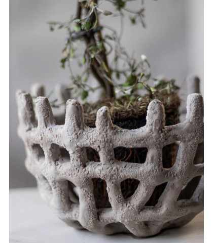 Braided Bowl skål i sandfarvet stone resin. Art Piece kunstværk fra Mette Ditmer