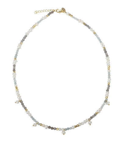 Giv dit look et feminint og stilfuldt udtryk med den smukke Aqua Dulce halskæde med perler.