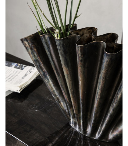 Flood vase som tilfører kant til indretningen. Vase med metallisk farve.