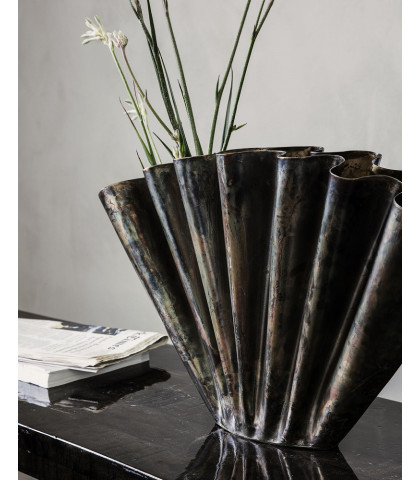 House Doctor vasen er helt unik med de smalle folder og metalliske look.