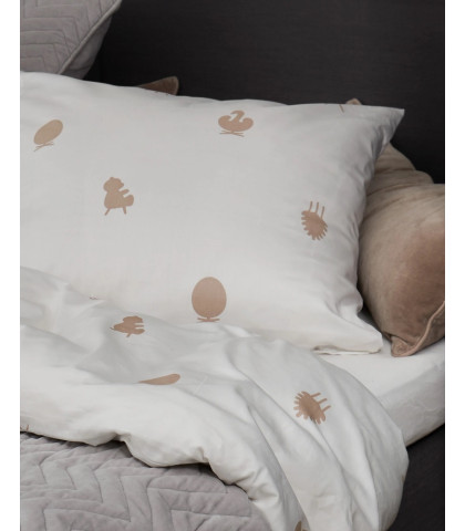 Få en skøn nats søvn i det smukke sengetøj fra Brainchild. Hvidt sengetøj med sandfarvede designikoner.