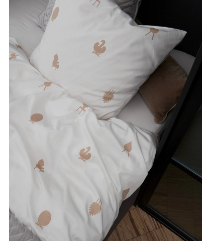 Få en skøn søvn i det stilfulde Brainchild sengetøj. Hvidt sengetøj som er prydet med sandfarvede designikoner.
