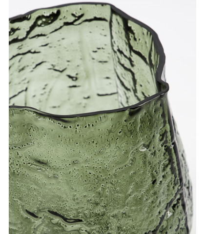 Moun vase i grønt glas fra House Doctor. En vase som tilfører balance til alt det stilrene i boligen.