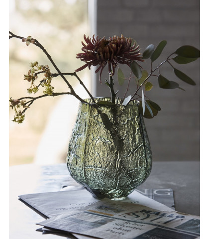 Den perfekte vase til sidebordet eller middagsbordet med friske blomster. Moun glasvase fra House Doctor.