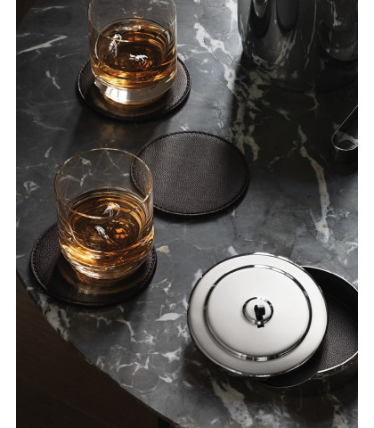 Det perfekte drinksbord med de fine coasters i mørkebrunt læder. Manhattan coaster fra Georg Jensen.