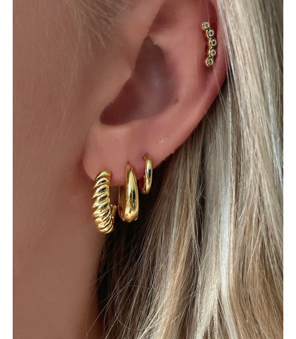 Style flere øreringe sammen og skab dit eget personlige look. Smuk kombination af store og små øreringe fra Nava Copenhagen.