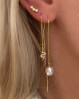 Style et feminint look med Nava Copenhagen øreringe med perler og andre smukke detaljer.