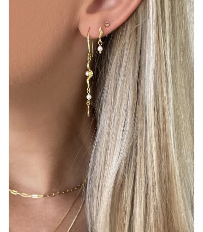 De perfekte øreringe til dig der har flere huller i ørerne. Melody øreringe fra Nava Copenhagen - smalle og elegante øreringe.