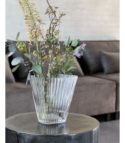 Gør det hyggeligt i stuen med friske blomster i den perfekte glasvase fra House Doctor.