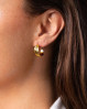 Skønne hoops øreringe som er designet som en fjer, der snor sig hele vejen rundt
