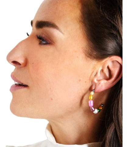 PastelPearls ørering designet af Szhirley. Ørering formet som en hoop med farvede perler