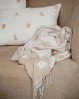 Giv indretningen personlighed med en flot og stilfuld plaid i sofaen. Brainchild plaid med smukt mønster.