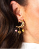 Smuk ørering med fine detaljer. Feminin og elegant oversize ørering formet som en måne med ferskvandsperler som vedhæng