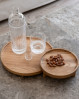 Lav en fin opstilling med Novoform bakker. Runde egetræsbakker som er løftet lidt fra bordet.