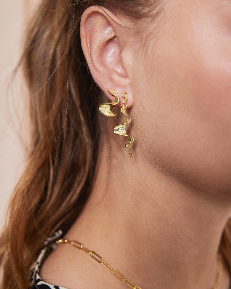 udslæt Korrekt Dental Aqua Dulce øreringe med feminint look - Rhumba hoops med detaljer