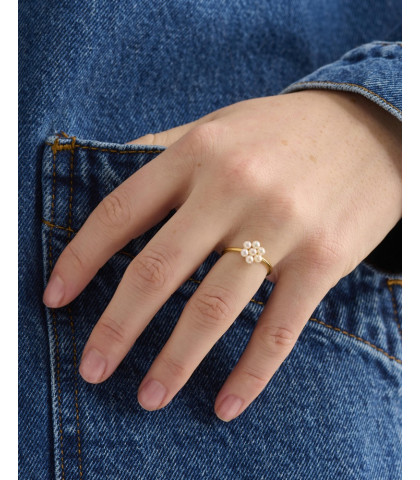 Fingerring med hvide ferskvandsperler formet som en blomst. Ocean Bloom ring fra Pernille Corydon i feminint design.