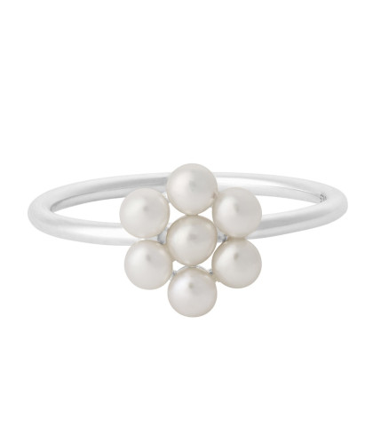 Ocean Bloom fingerring fra Pernille Corydon. Fingerring med hvide ferskvandsperler formet som en blomst.