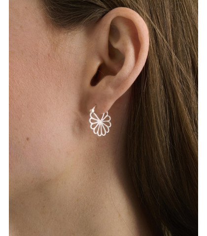 Pernille Corydon ørering med den populære clicklås. Bellis øreringe til forårets og sommerens outfits.