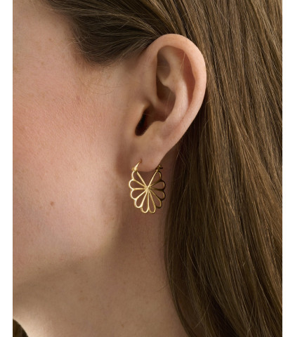 Pernille Corydon øreringe som bare hænger så smukt ned fra øreflippen. Bellis øreringe med den populære clicklås.
