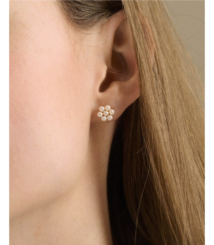 Ørestikker som udstråler elegance og stil. Pernille Corydon ørestikker med hvide perler formet som en blomst.