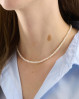 Perlehalskæde fyldt med små hvide perler. Lås og forlænger i forgyldt sølv. Lagoon halskæde fra Pernille Corydon.