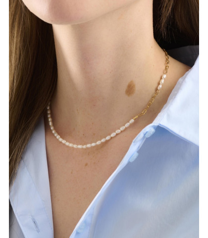 Meget smuk og feminin halskæde med hvide baroque perler og kæde indimellem perlestykkerne.