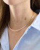 Meget smuk og feminin halskæde med hvide baroque perler og kæde indimellem perlestykkerne.