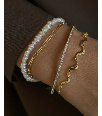 Perlearmbånd med så irregulære hvide perler. Nava Copenhagen armbånd med perler