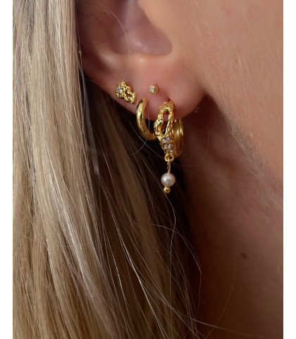 Perfekt kombination af flere øreringe. Feminine øreringe fra Nava Copenhagen.