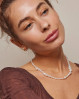 Utrolig smuk og elegant Thyra perlehalskæde fra ENAMEL. Feminin halskæde med mange skønne detaljer.