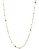 Fin og feminin lang halskæde med farvede emaljekugler pænt fordelt på kæden.