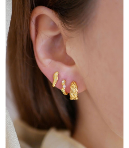Skøn kombination af flere øreringe. Har du flere huller i ørerne, kan du kombinere dine øreringe sådan.