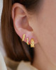 Skøn kombination af flere øreringe. Har du flere huller i ørerne, kan du kombinere dine øreringe sådan.