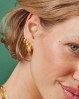 Skab dit eget look med flere huller i ørerne. ENAMEL Copenhagen øreringe er perfekt til at kombinere.