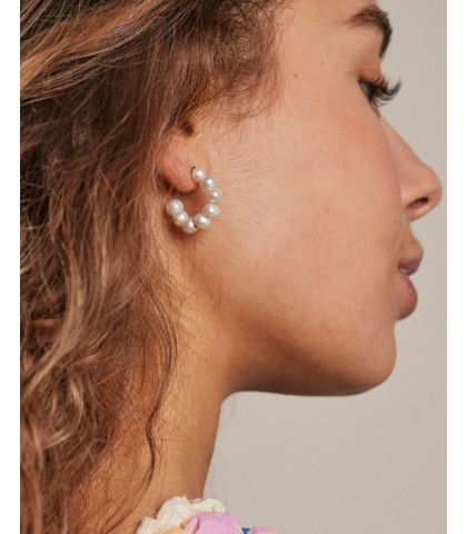 Giv dit look et elegant og feminint touch med de smukke Pearlie Chunky hoops fra ENAMEL Copenhagen.