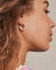 Giv dit look et elegant og feminint touch med de smukke Pearlie Chunky hoops fra ENAMEL Copenhagen.