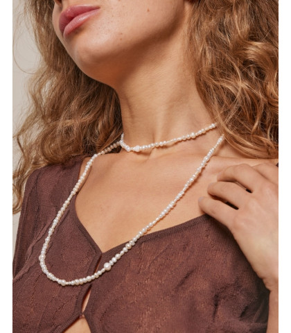 Utrolig smuk og elegant perlehalskæde fra ENAMEL Copenhagen. Du kan vikle halskæden en ekstra gang rundt og så kan du bruge den som en dobbeltkæde.