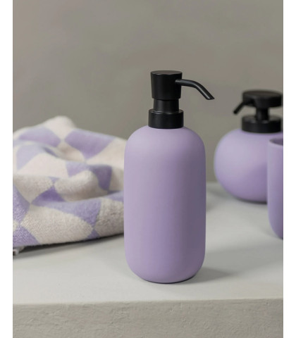 Tilfør lidt farve og god stemning på badeværelset med den fine lilla sæbedispenser fra Mette Ditmer