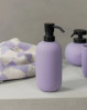 Tilfør lidt farve og god stemning på badeværelset med den fine lilla sæbedispenser fra Mette Ditmer