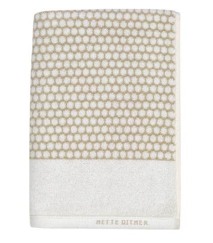 Lækkert blødt håndklæde fra Mette Ditmer - håndklæde i neutrale farver og kan således passe ind i enhver indretning