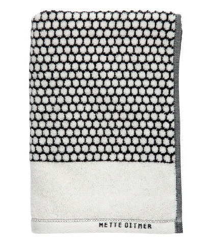 Blødt badehåndklæde fra Mette Ditmer. GRID badehåndklæde i skønt farvekombination af sort og off-white