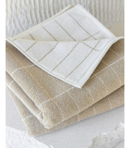 Stilfuldt og klassisk håndklæde med et enkelt design i skønt farvekombination af sand og off-white