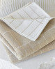 Stilfuldt og klassisk håndklæde med et enkelt design i skønt farvekombination af sand og off-white