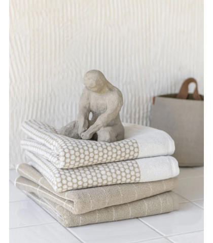 Spred skøn harmonisk og dejlig wellness stemning på badeværelset med de fine Mette Ditmer håndklæder i neutrale farver med enkelt design.