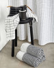 Indret badeværelset til den nordiske stil med håndklæder fra Mette Ditmer
