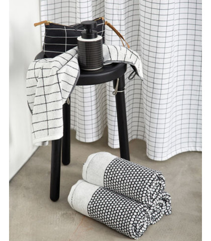 Tile Stone badehåndklæde fra Mette Ditmer. Lækkert design, som giver afslappet stemning på badeværelset.