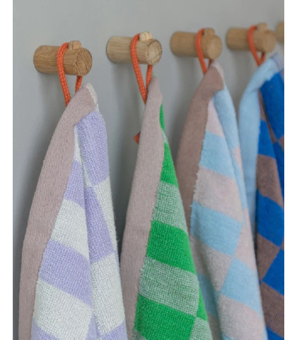Farver skaber glæde - spred glæde på badeværelset med de skønne håndklæder fra RETRO kollektionen fra Mette Ditmer