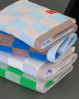 Badehåndklæder i skønne farver og skønt grafisk design. RETRO kolletionens skønne farver spreder glæde og god stemning på badeværelset.